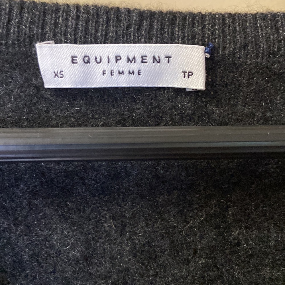 Sz XS Equipment Femme 100% Cashmere V Neck Sweater in Charcoal Gray - Picture 2 of 4